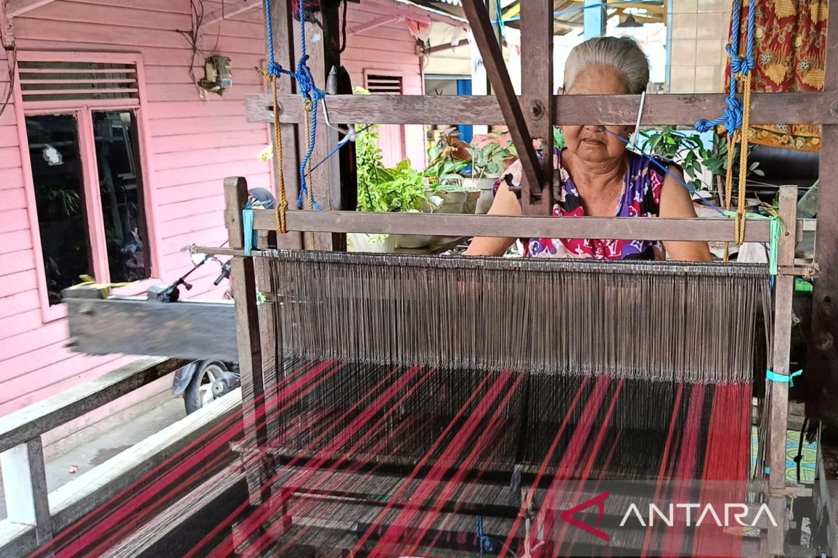 Merajut tradisi warisan lelulur di Kampung Tenun Samarinda