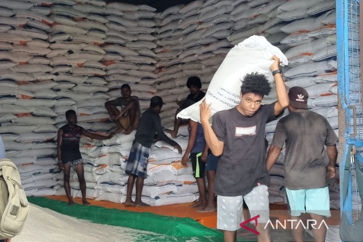 Bulog Manokwari pastikan stok beras aman hingga Idul Fitri
