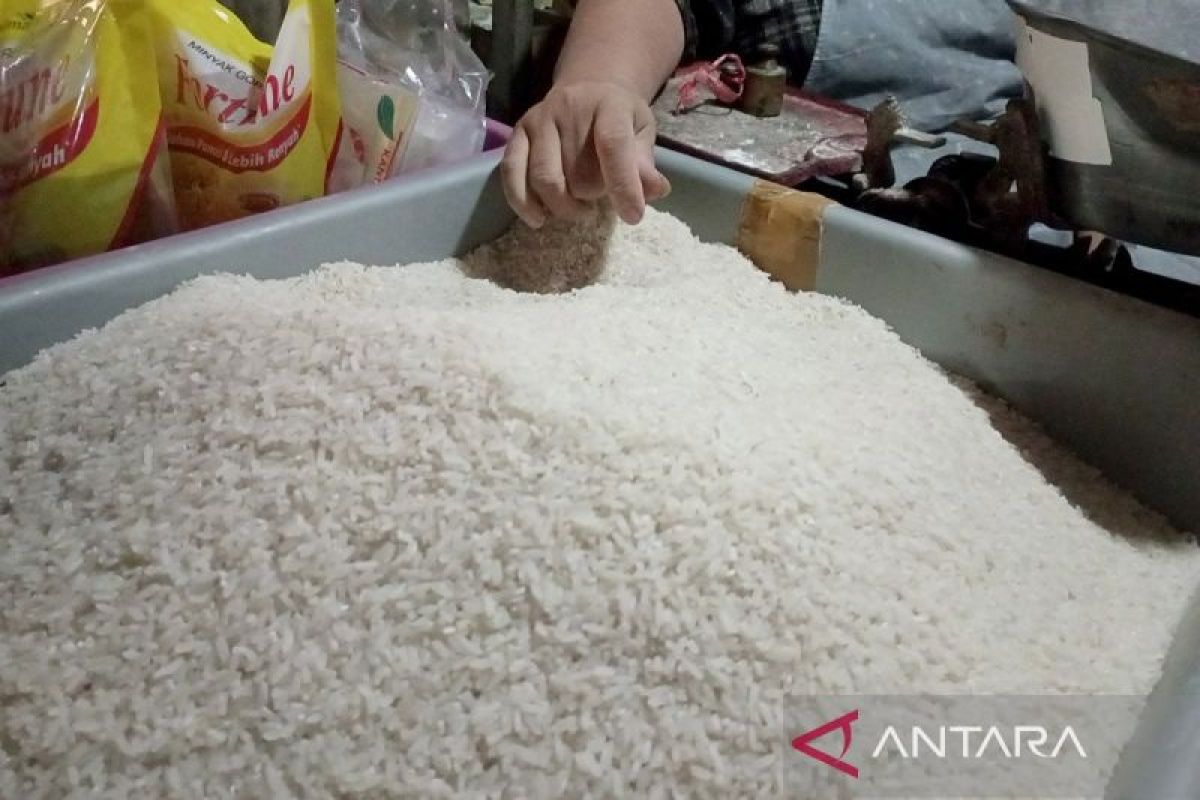 Pemkab Cilacap lakukan sejumlah upaya atasi kenaikan harga beras