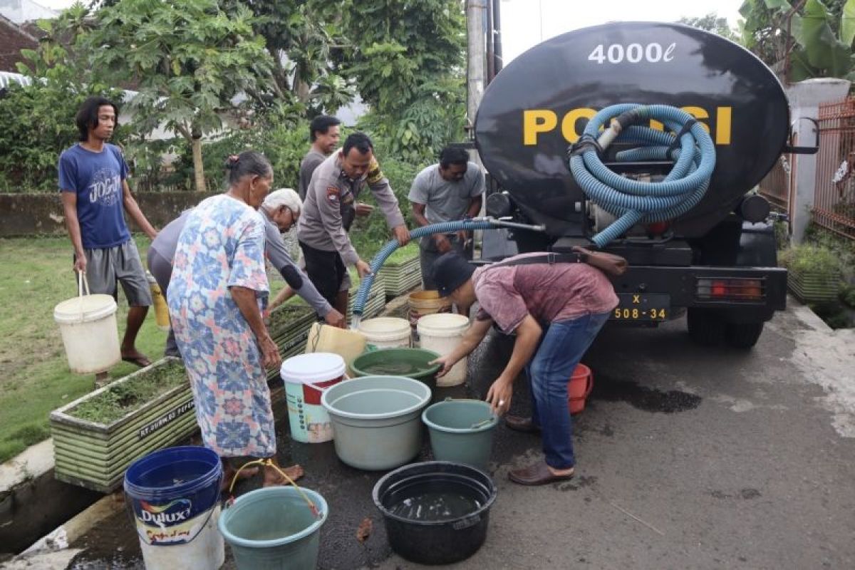 Polres Malang salurkan bantuan air bersih untuk warga Dusun Pepen