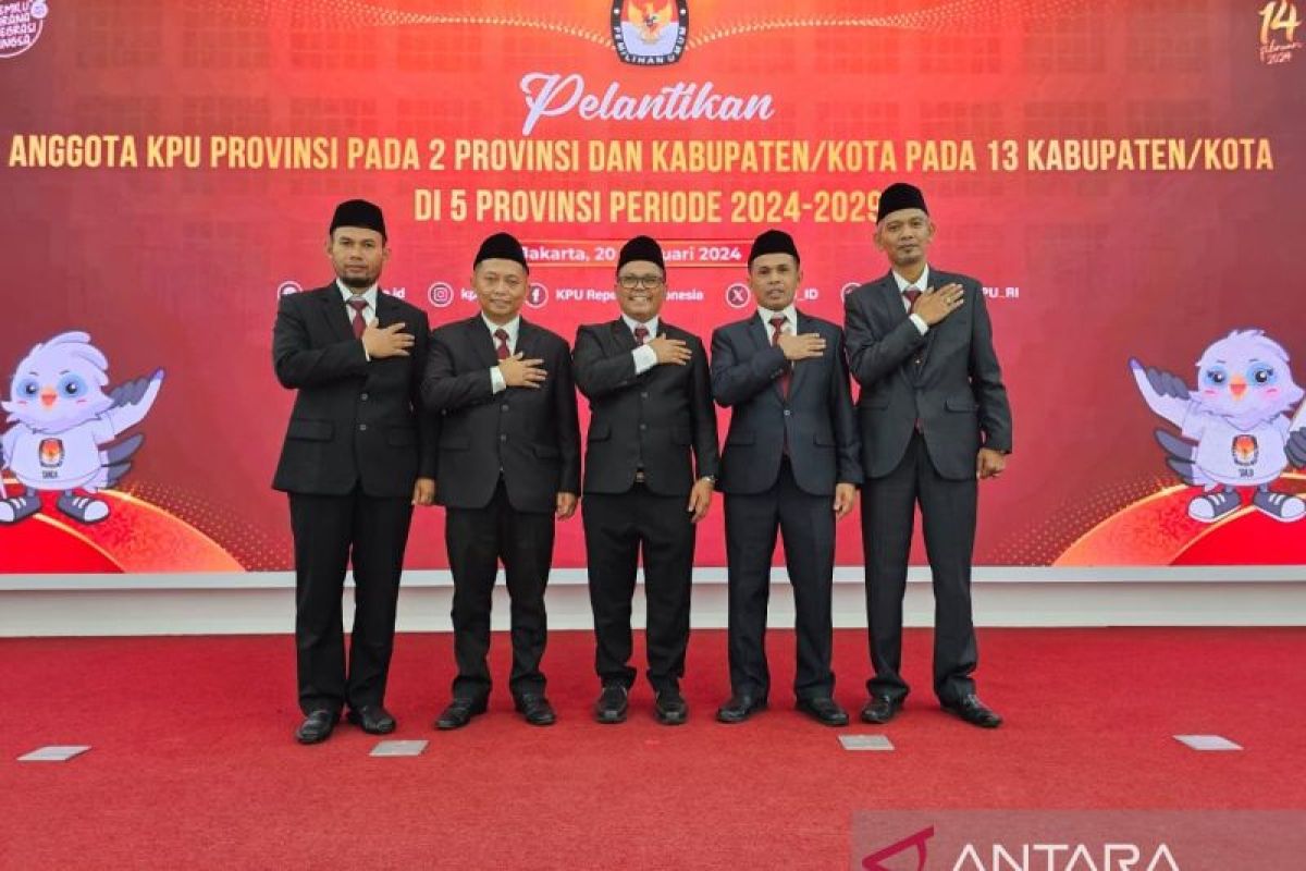 Lima anggota KPU Provinsi Riau periode 2024-2029 resmi dilantik