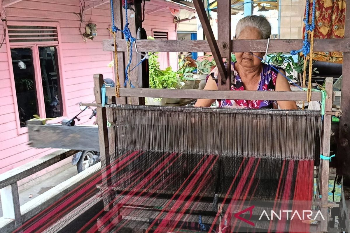 Merajut melestarikan tradisi warisan lelulur di Kampung Tenun Samarinda
