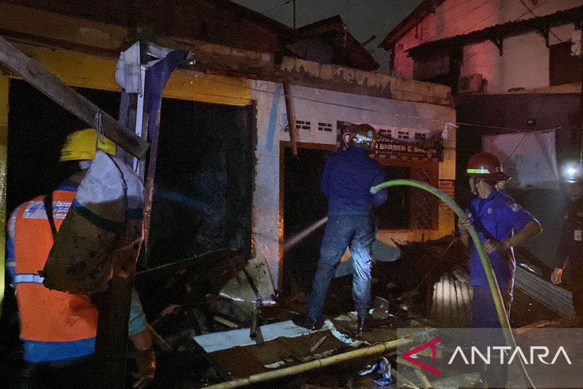 Enam unit mobil damkar dikerahkan padamkan kebakaran di Empang Bogor