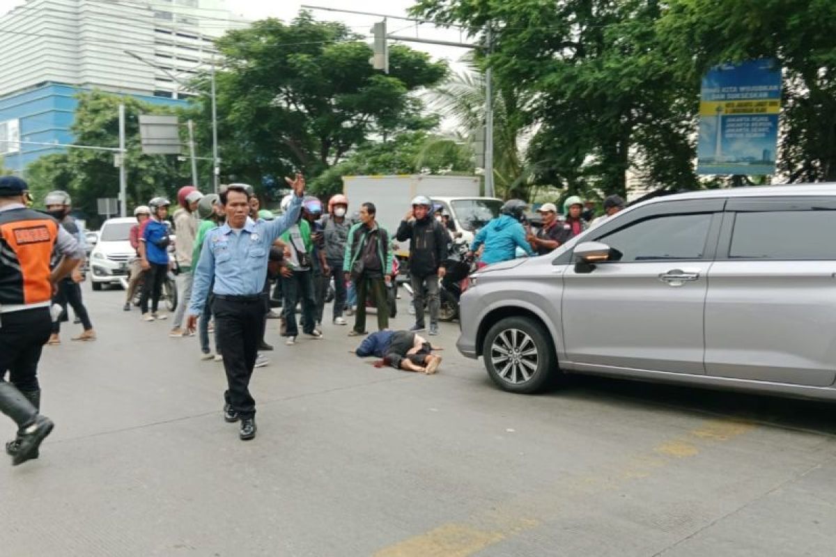 Wanita melompat dari jembatan Ancol lalu tertabrak mobi