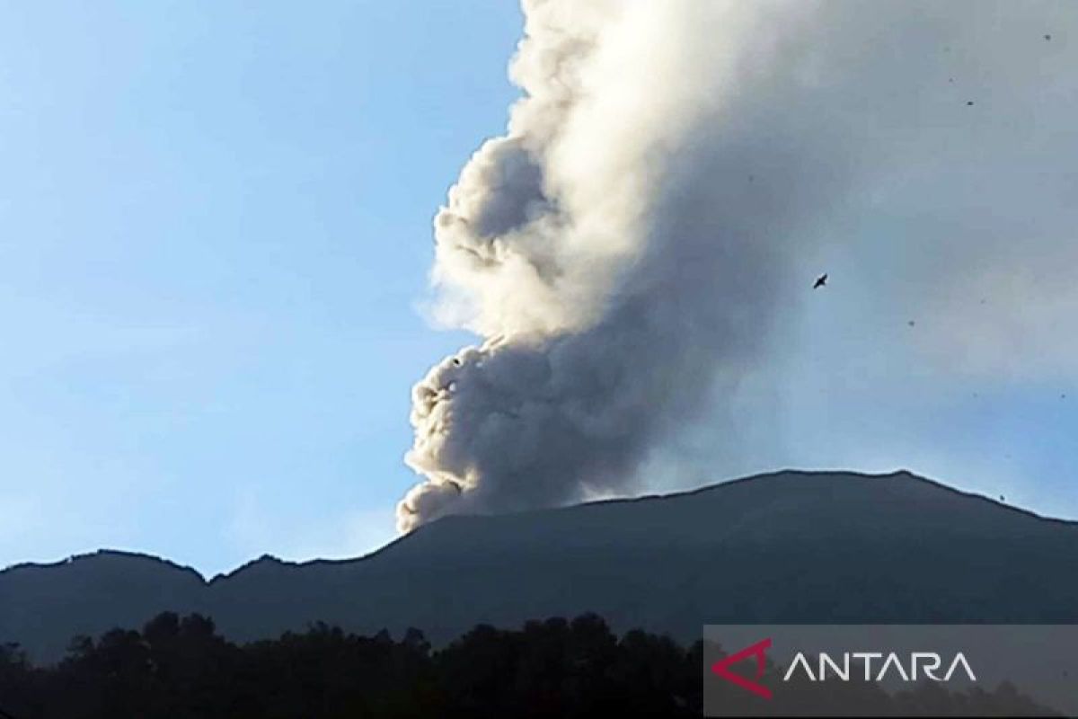 Gunung Marapi kembali erupsi dengan ketinggian abu 900 meter