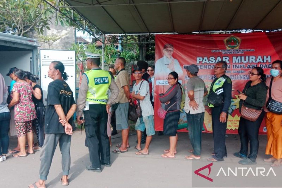 Masyarakat menyerbu pasar murah di Gianyar Bali