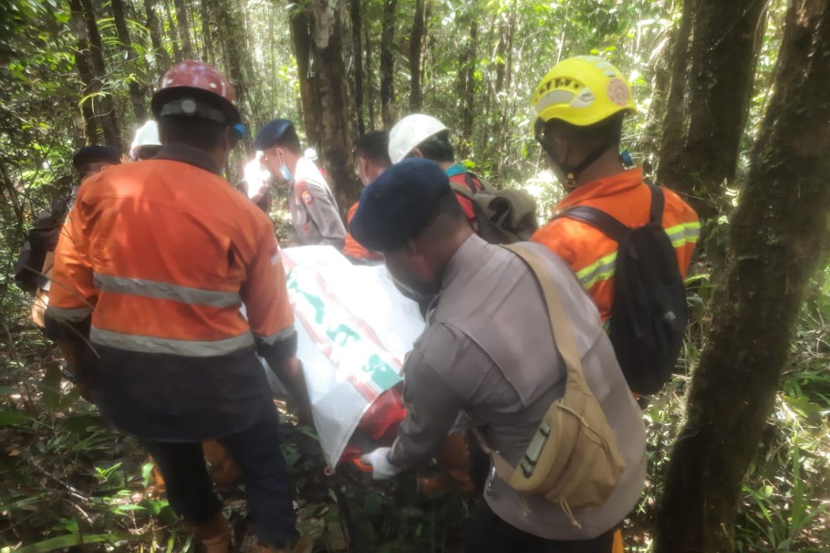 Helikopter Jatuh di areal pertambangan Halmahera, tiga korban meninggal  dievakuasi