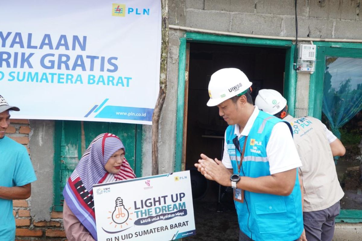 Tebar kebahagiaan di awal tahun, PLN Sumbar nyalakan mimpi terang 296 warga Prasejahtera