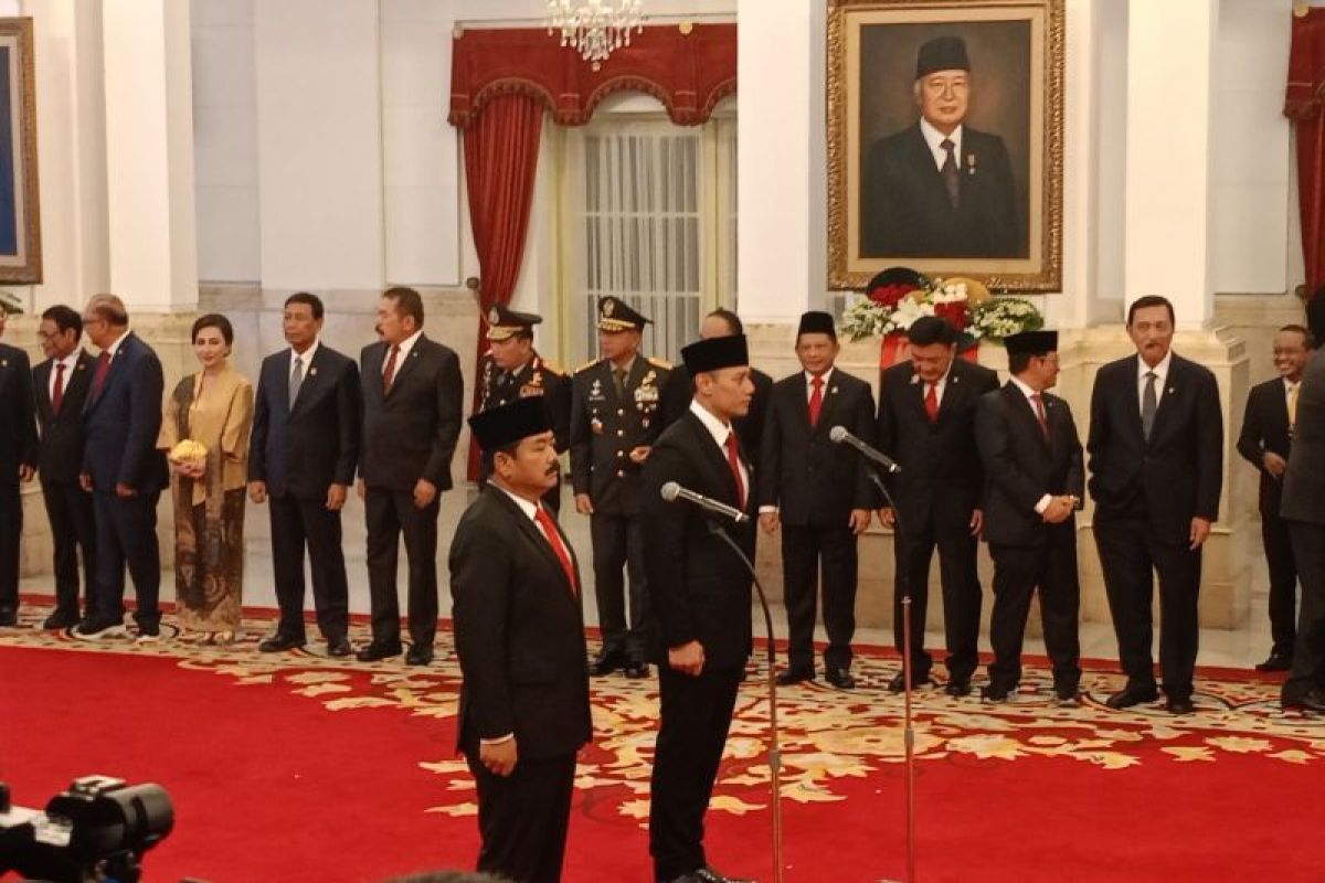 Presiden melantik Hadi sebagai menko polhukam dan AHY jadi menteri ATR