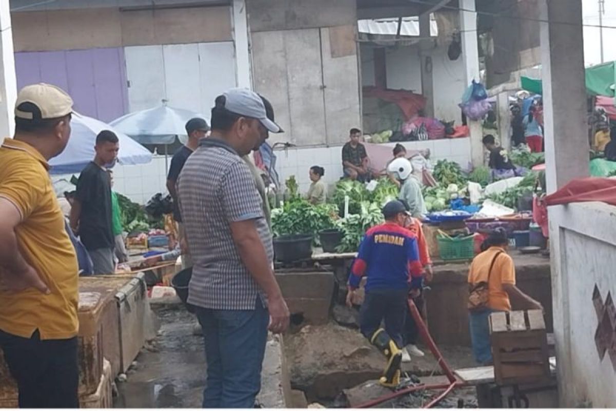 Sekda Saleh Sodo pimpin aksi bersih sampah di pasar Manggarai Barat