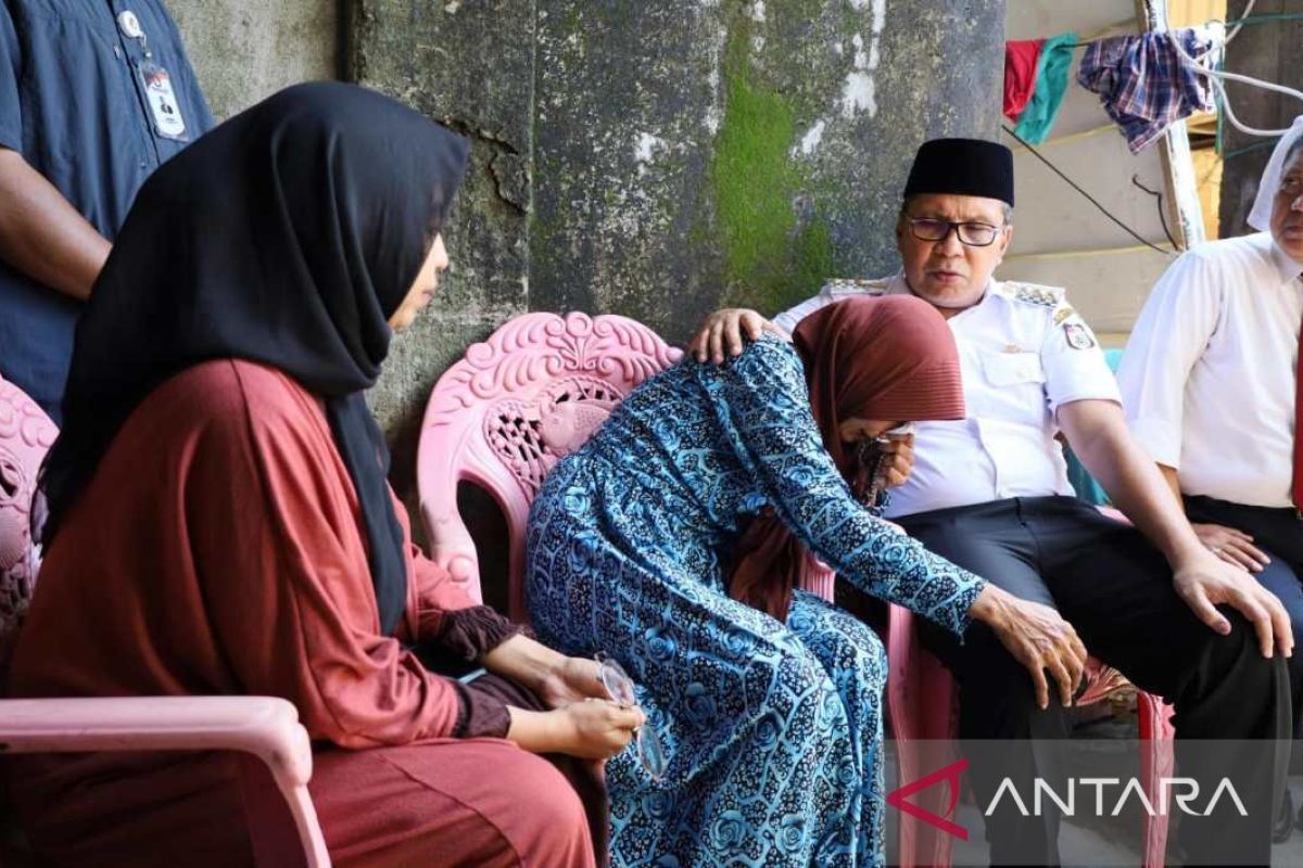 Wali Kota Makassar mengunjungi rumah duka petugas KPPS yang meninggal