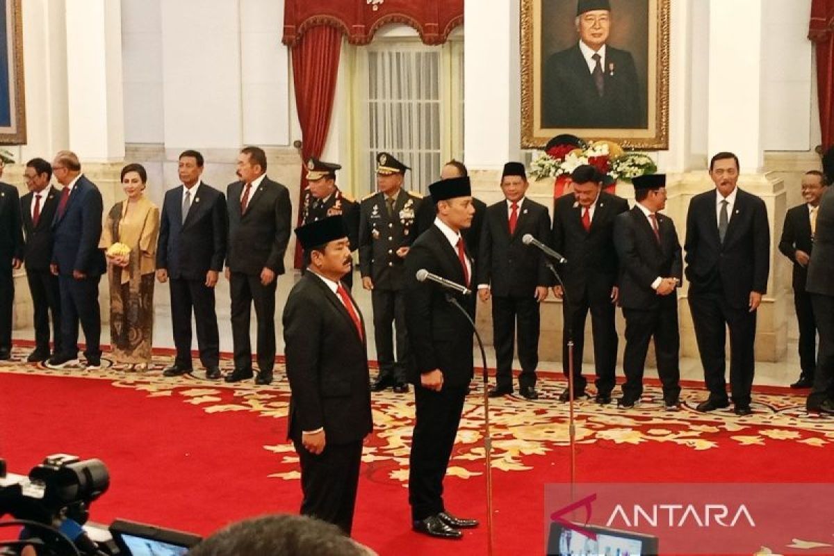 Jokowi lantik Hadi sebagai menko polhukam dan AHY jadi menteri ATR