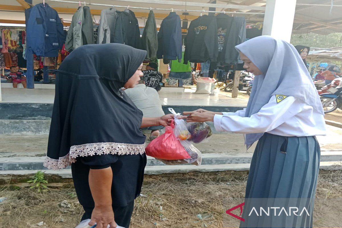 Siswa di Muna Barat membagi sayuran ke masyarakat guna tekan inflasi