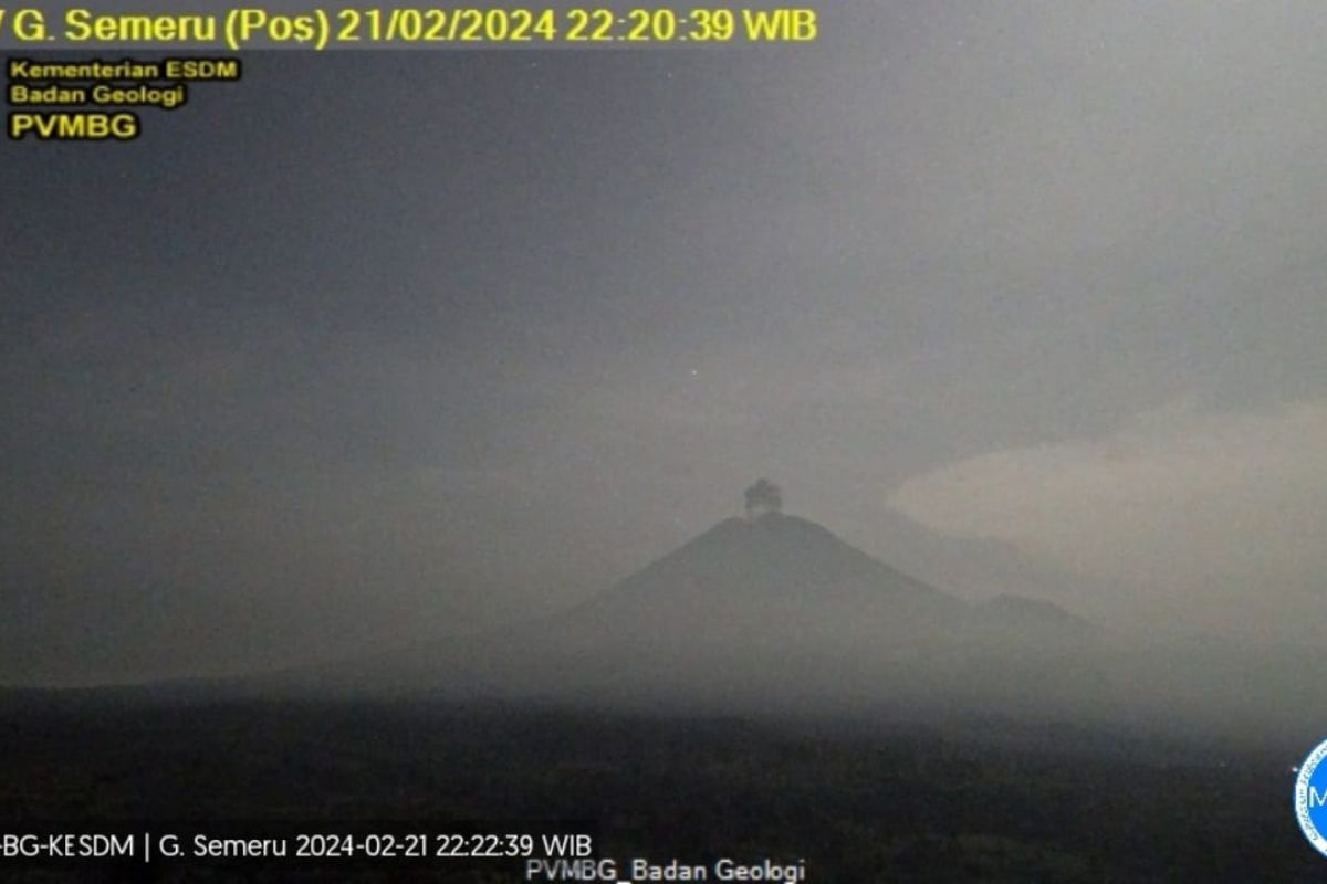 Gunung Semeru kembali erupsi disertai abu vulkanik