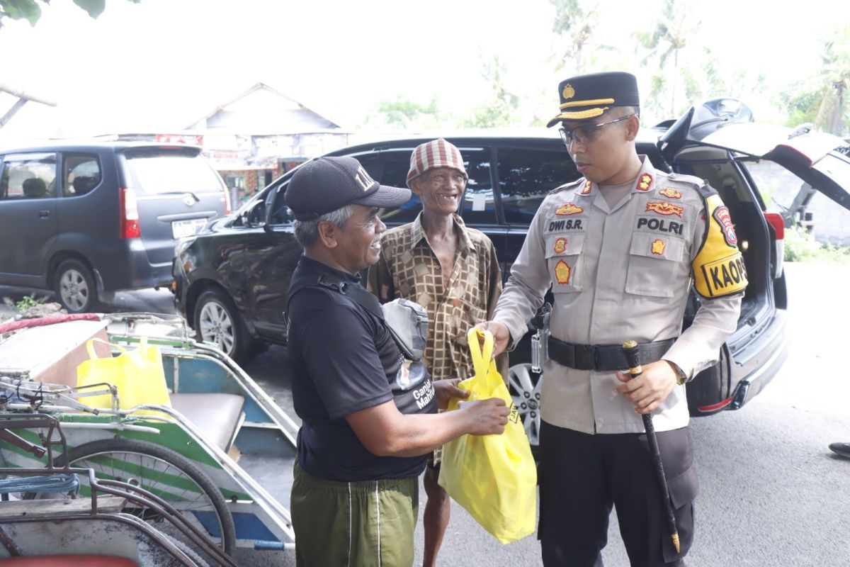 Polres Situbondo bagikan sembako di sela patroli pengamanan pemilu