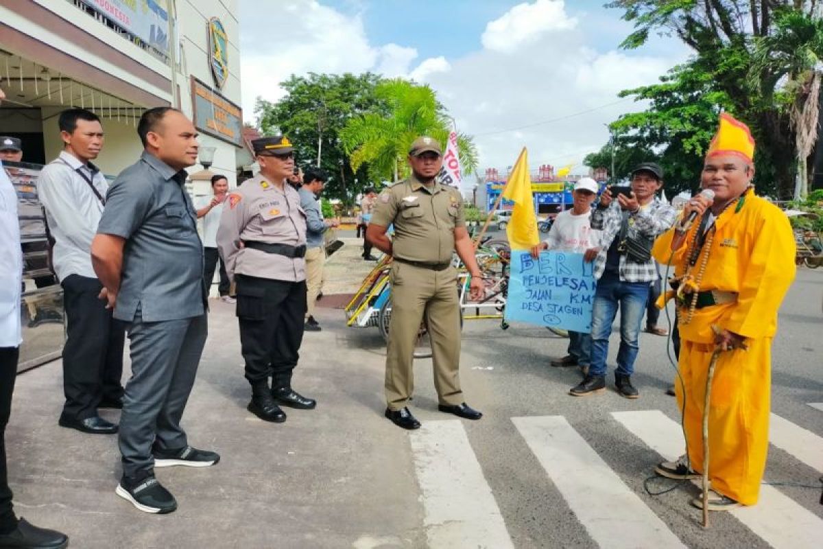 Ketua DPRD Kotabaru temui pengunjuk rasa