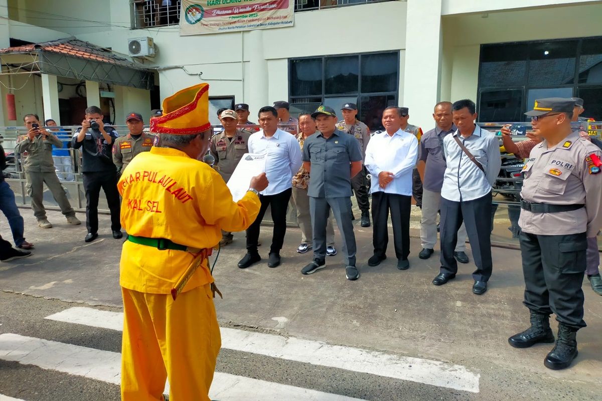 Ketua DPRD Kotabaru ajak hearing pengunjuk rasa setelah Pemilu