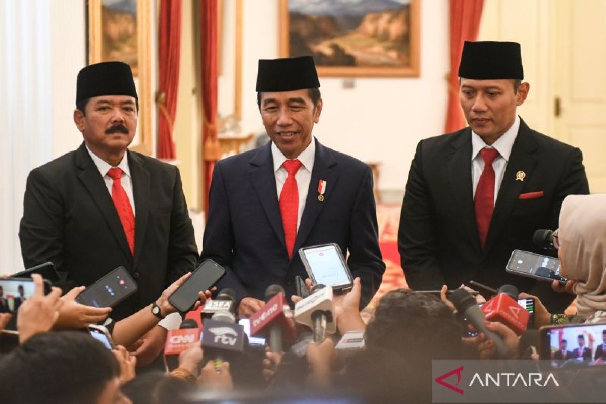 Jokowi lantik Hadi sebagai menko polhukam dan AHY jadi menteri ATR