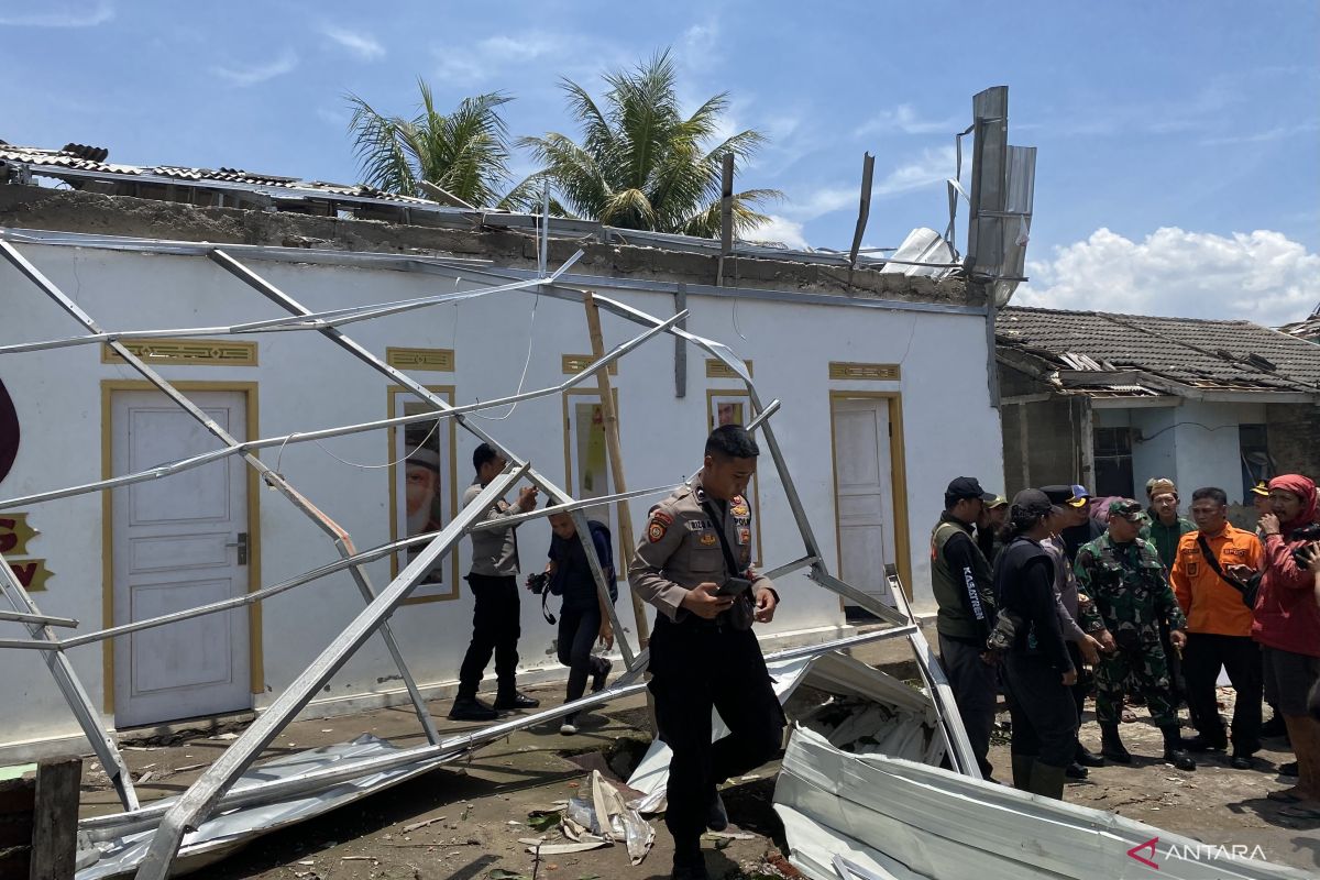 Petugas gabungan bersihkan material dampak puting beliung di Bandung