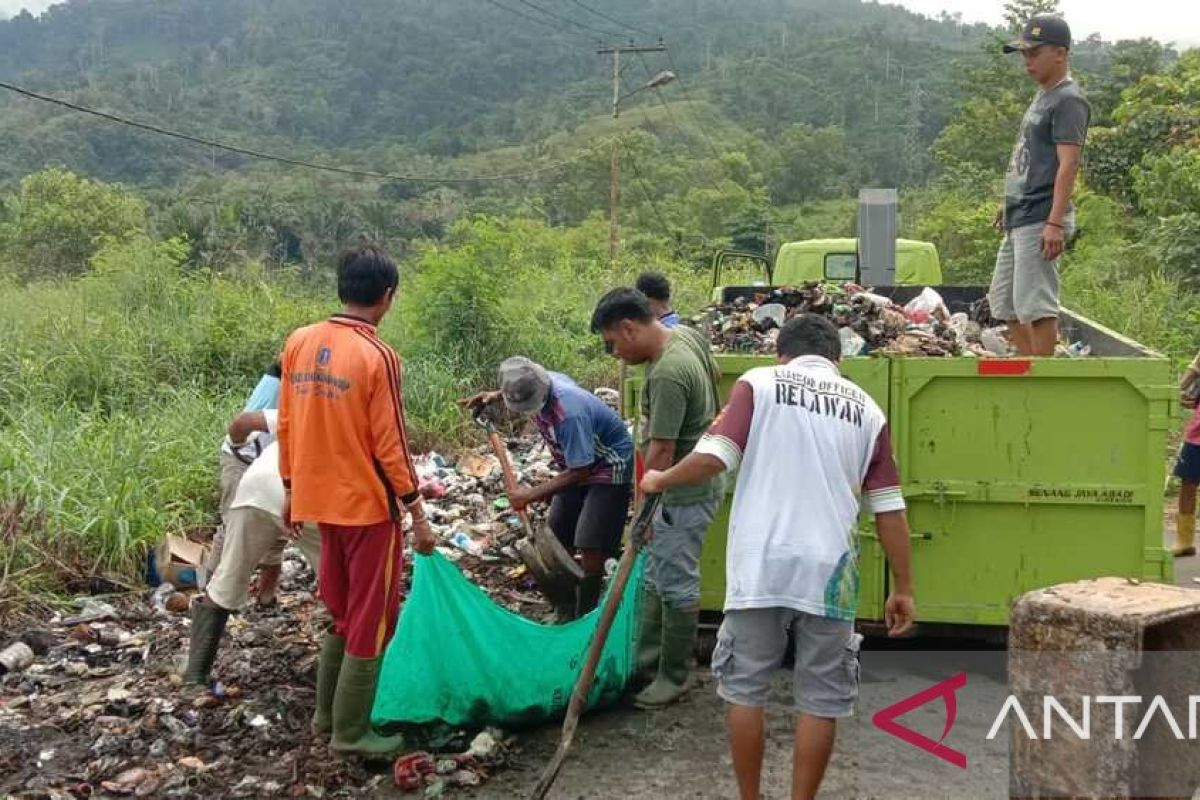 Pemkab Jayapura libatkan 10 truk gerakan peduli sampah