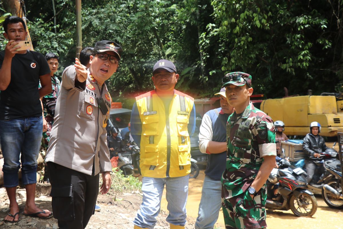 Kapolres-Dandim minta Kementerian PUPR tangani tanah longsor di Lampung Barat
