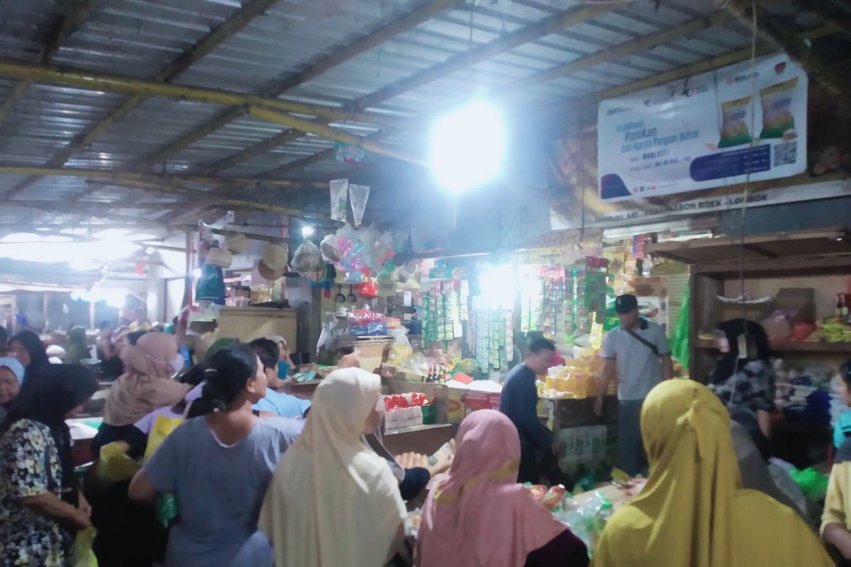 Disdag Mataram pantau pendistribusian beras SPHP di Pasar Kebon Roek