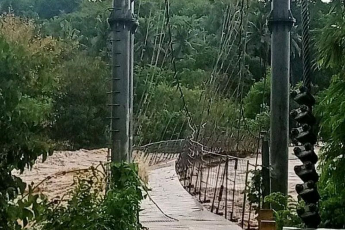 Jembatan penghubung antardesa di Mabar rusak akibat banjir