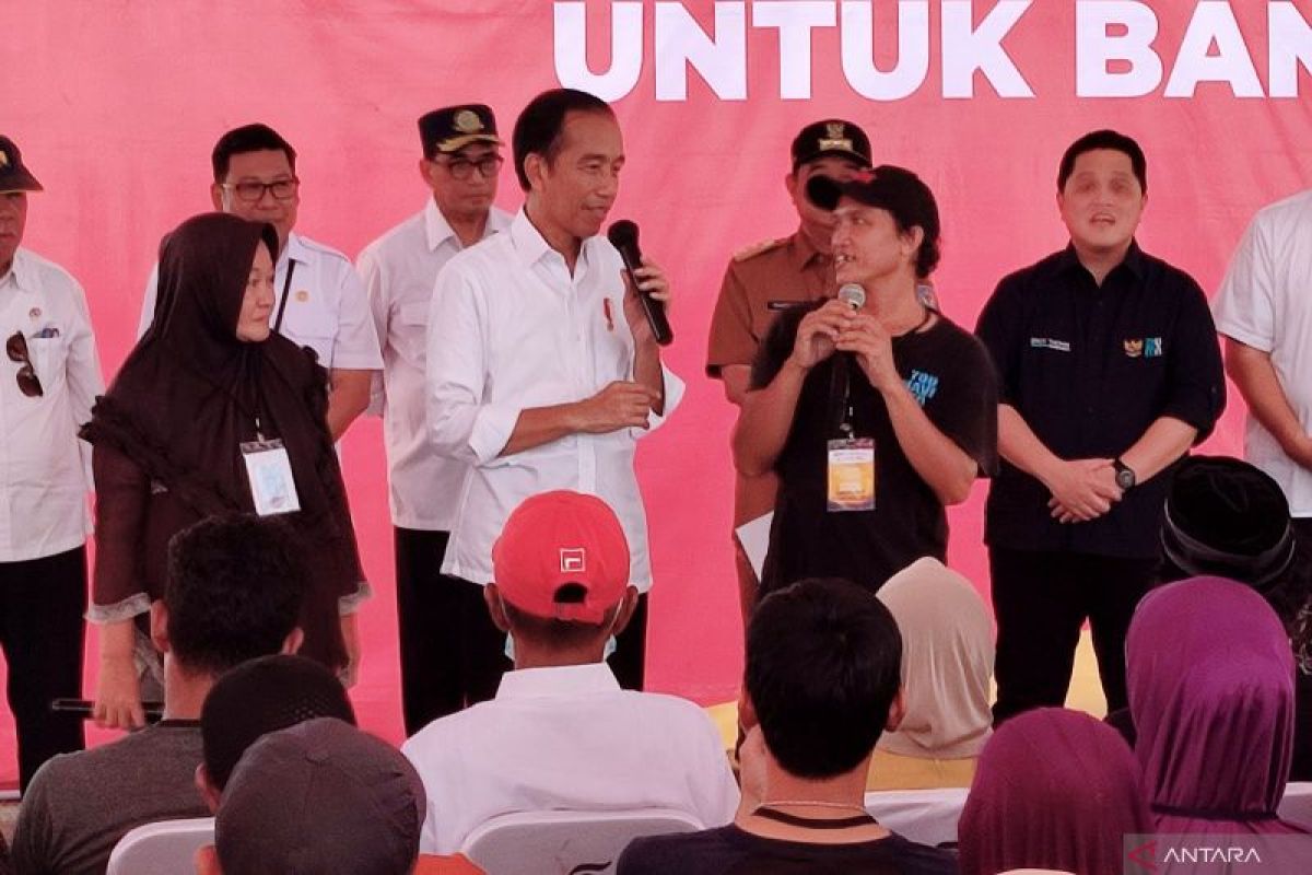 Presiden Jokowi bagikan 1.000 paket bantuan pangan beras di Maros