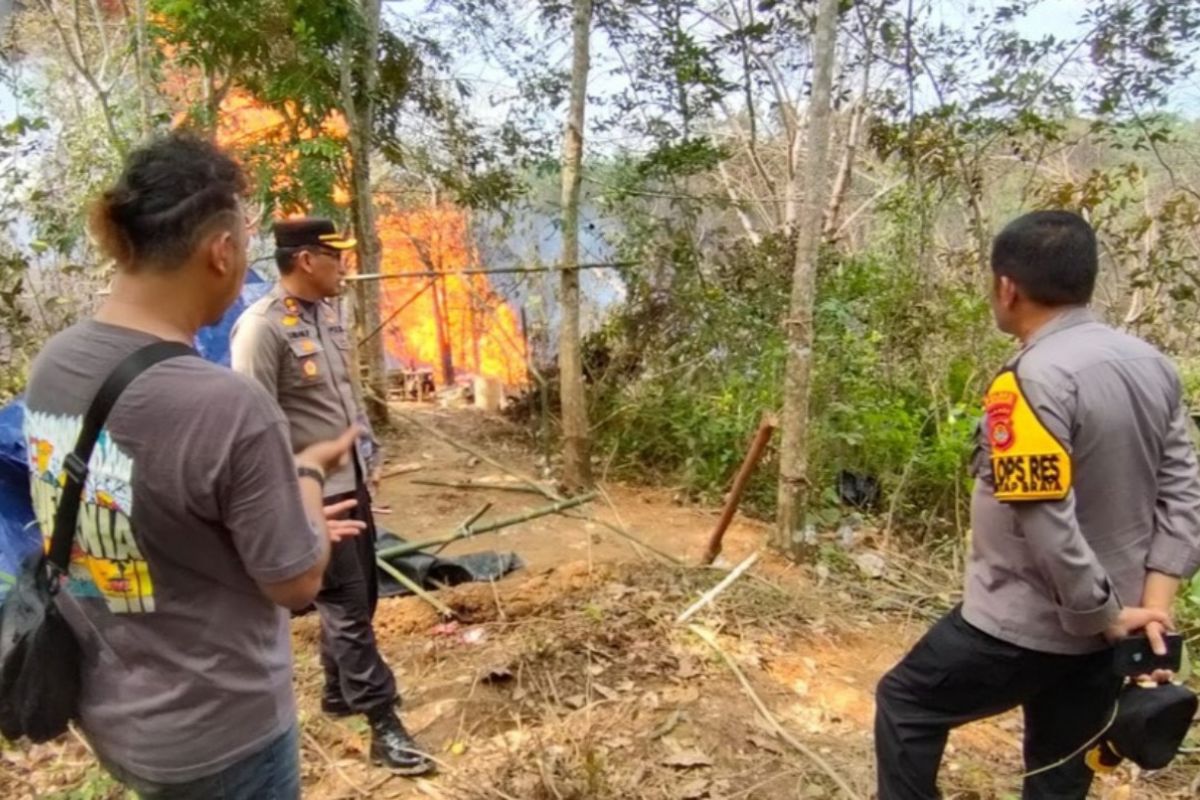 Personel Polres Batanghari masih bantu pemadaman api di Tahura