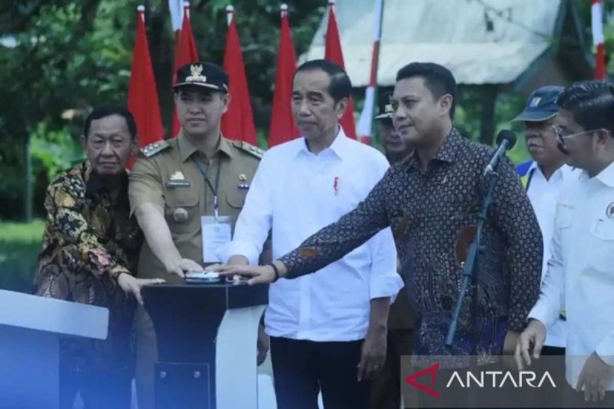 Presiden Joko Widodo resmikan inpres jalan daerah di Kabupaten Pangkep