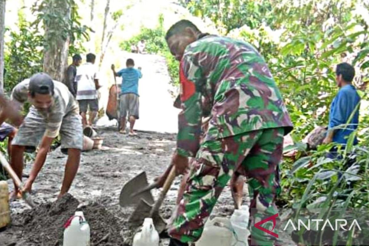 TNI  bangun jalur transportasi petani di Desa Lokki Seram Barat