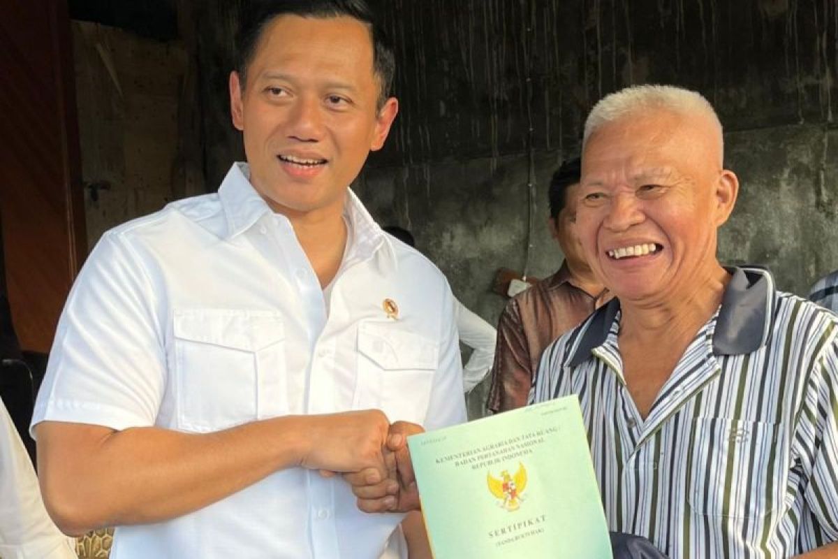 Menteri AHY menyerahkan langsung sertifikat tanah tersebut kepada masyarakat Manado