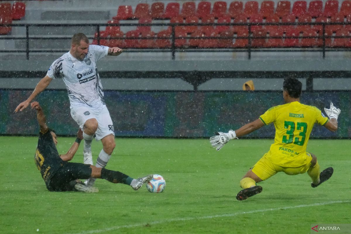 Liga 1: Tiga besar torehkan kemenangan, Arema keluar dari zona degradasi