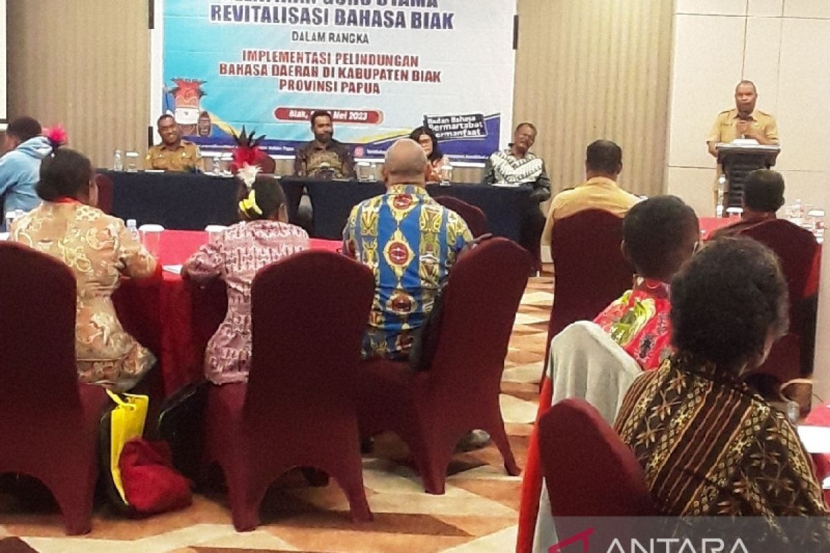 Melestarikan bahasa lokal yang sebagian terancam punah di Papua