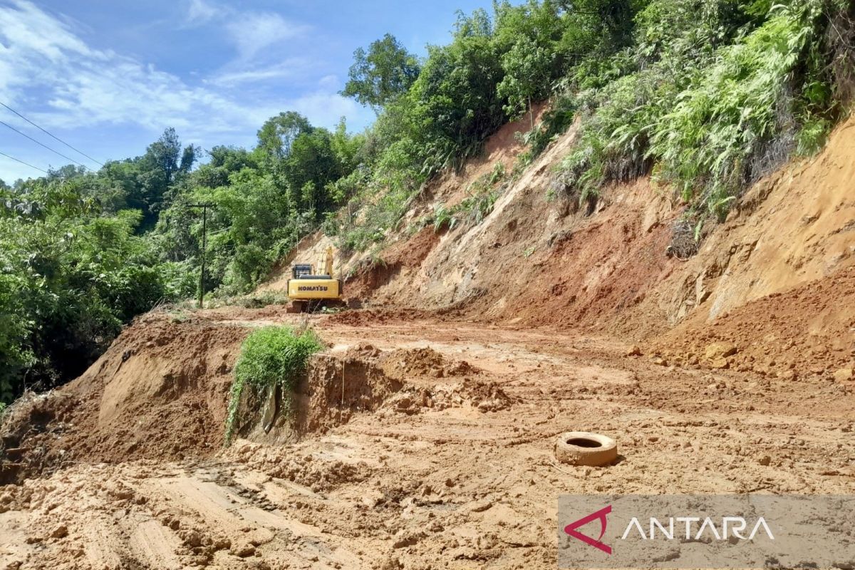 Petugas atasi tanah longsor tutup jalan utama ke Desa Murung B HST