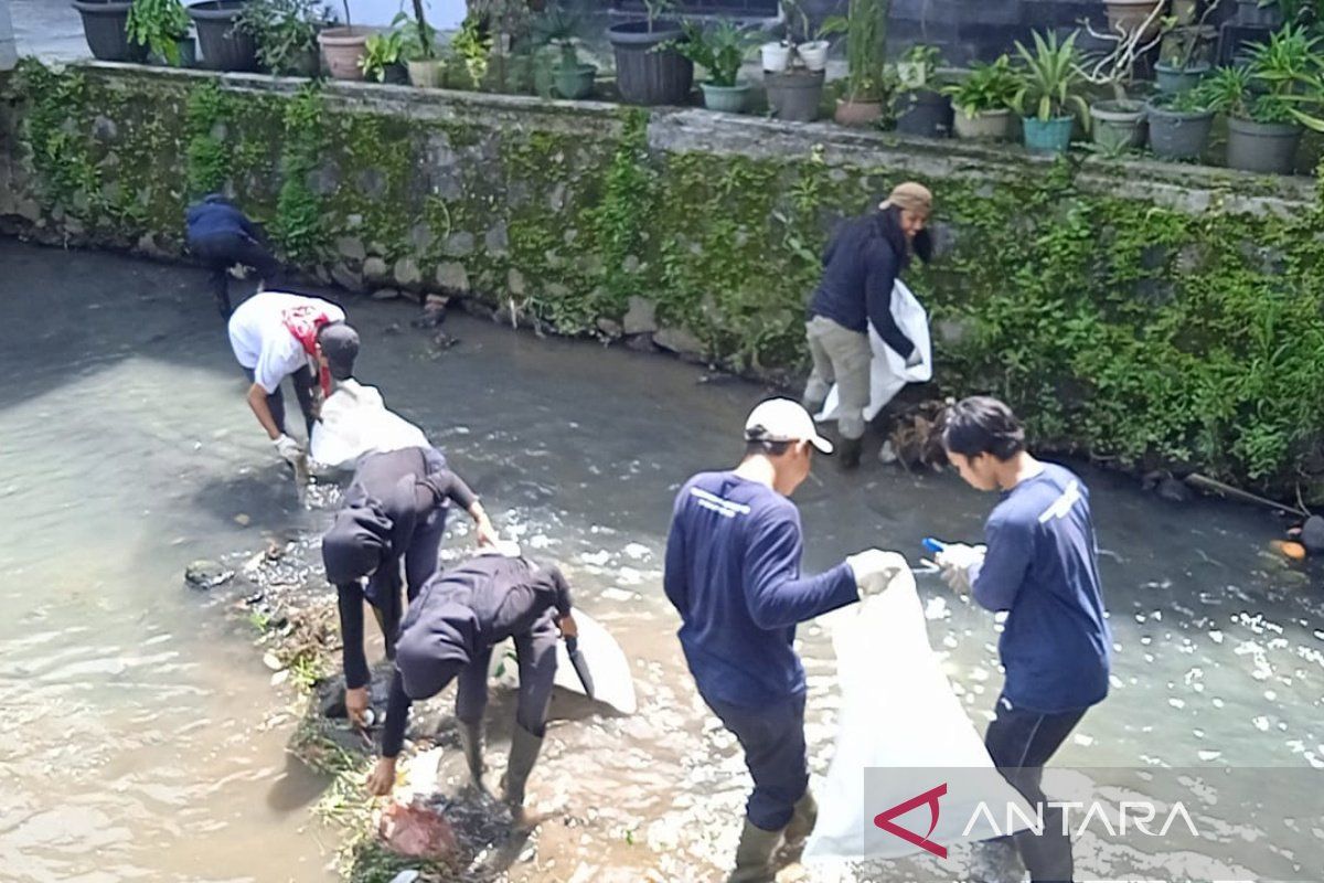 Mahasiswa Untidar bersihkan Kali Bening di Magelang