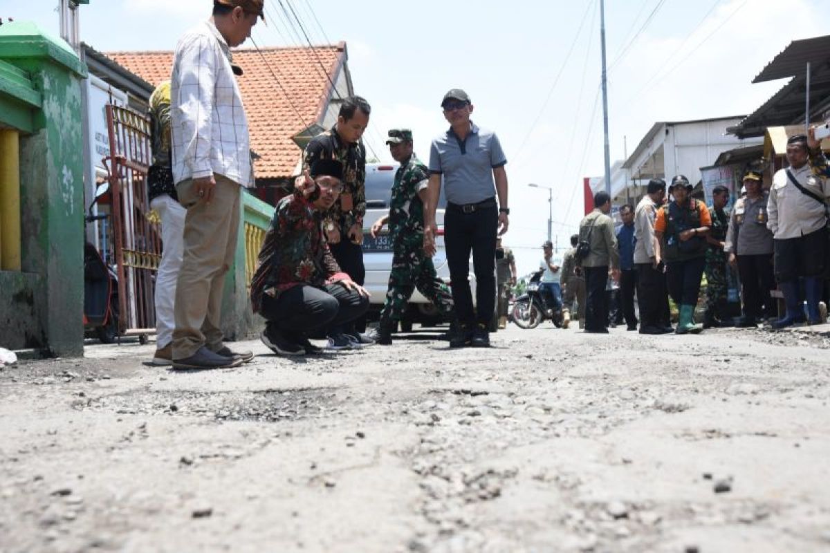 Pemkab Sidoarjo perbaiki jalan rusak akibat banjir