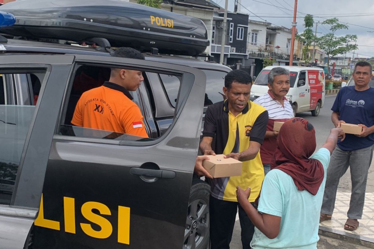 Polda Jambi bagikan makan siang gratis ke warga