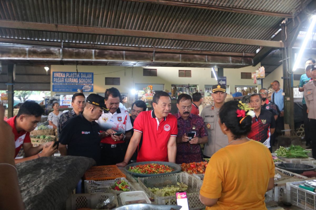 Bupati Karangasem komunikasi dengan pedagang pasar jelang hari raya