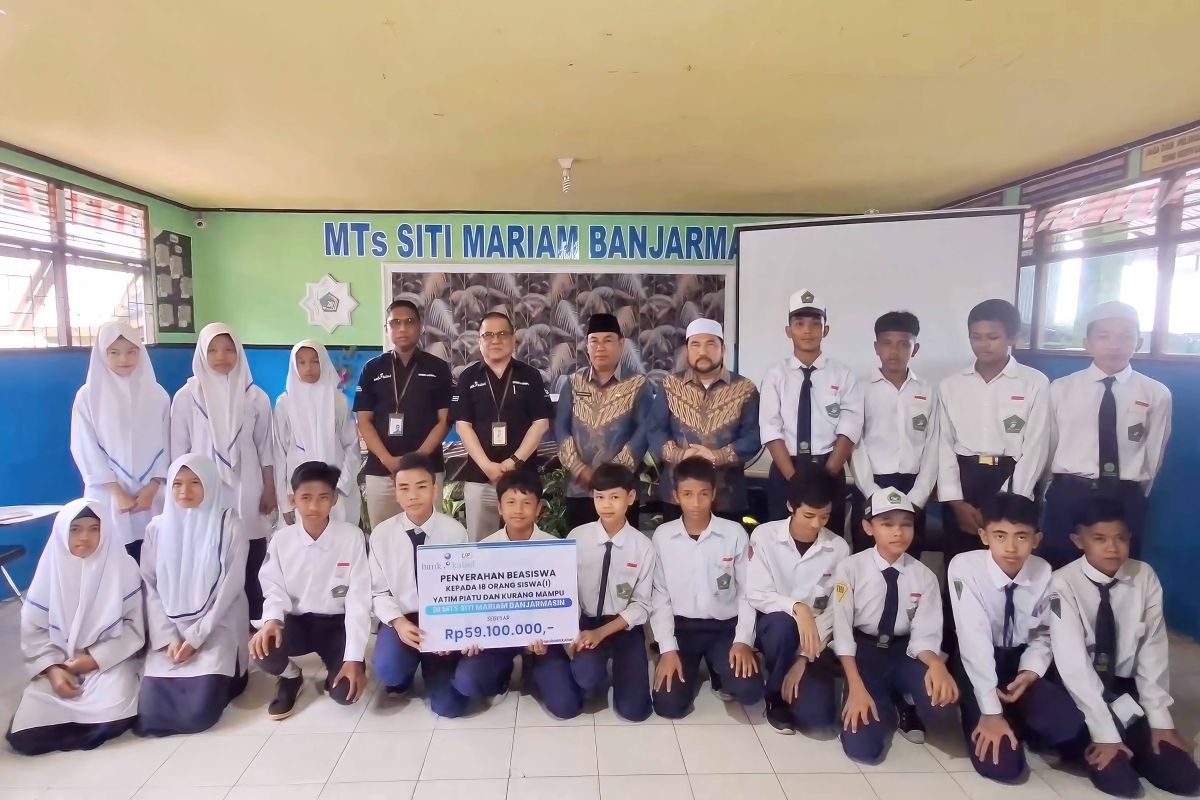 UPZ Bank Kalsel bantu biaya pendidikan bagi 18 pelajar MTs