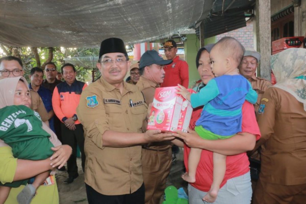 Bupati Tanjabbar kunjungi korban banjir Betara