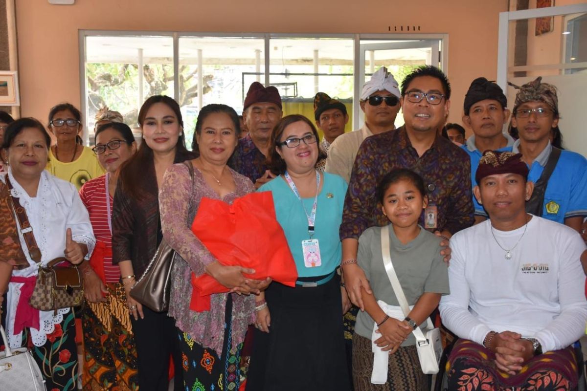 Puluhan disabilitas di Denpasar mendapat bantuan bahan pokok