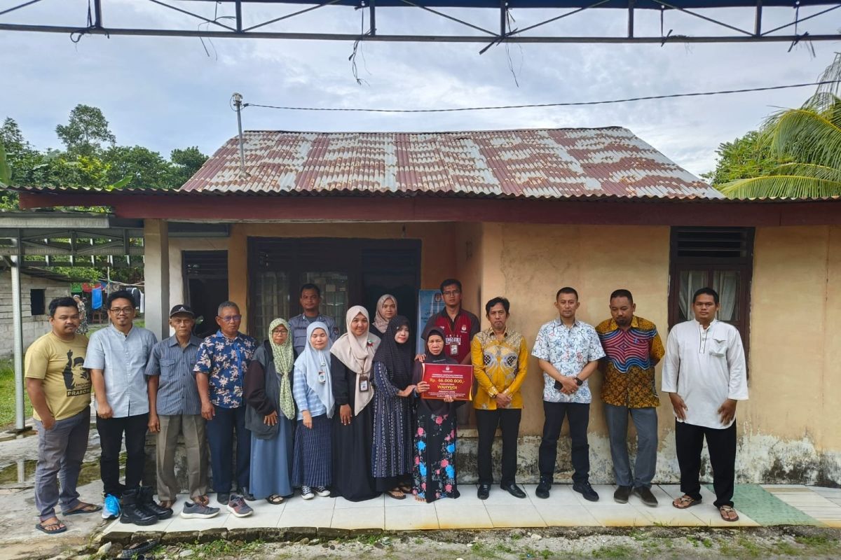 KPU Belitung berikan santunan kepada keluarga anggota KPPS yang meninggal dunia