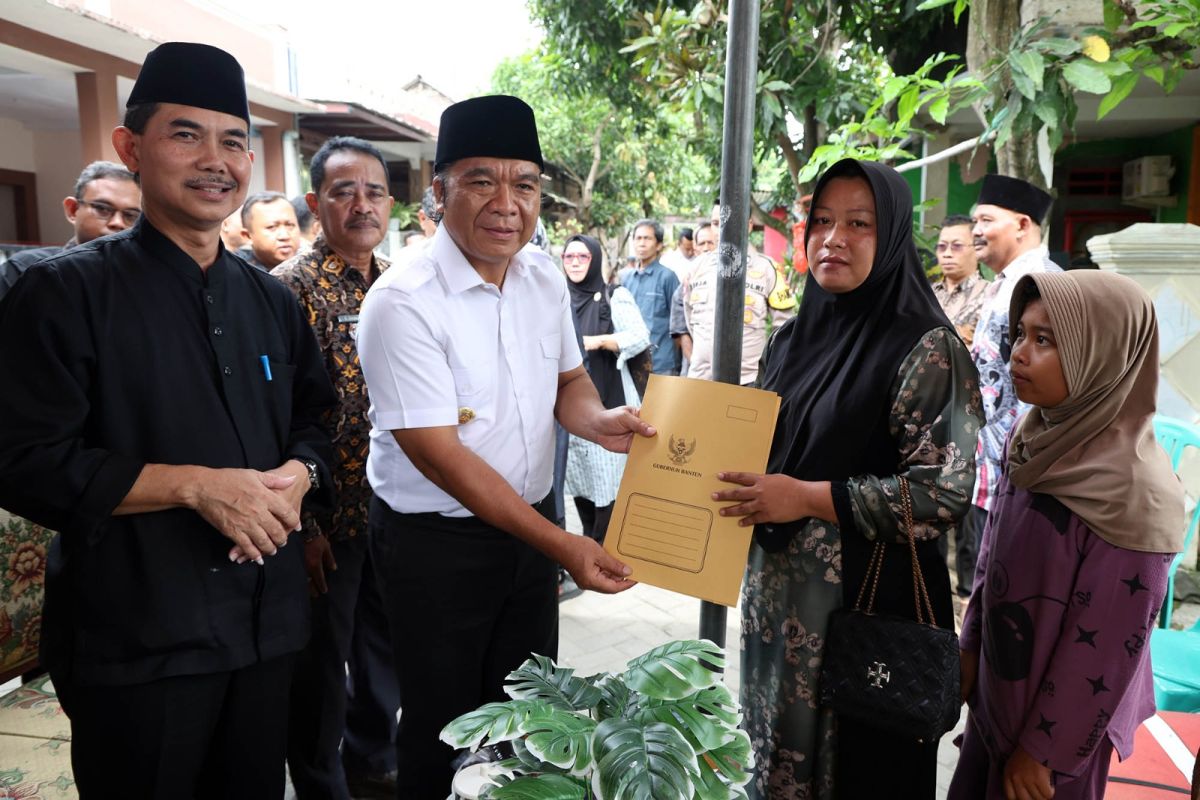 Pj Gubernur Banten santuni keluarga petugas KPPS yang meninggal dunia