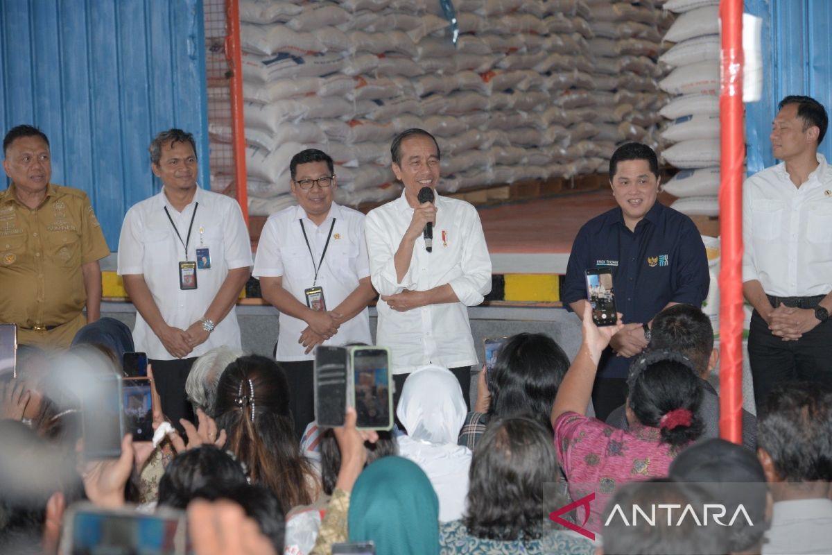President Jokowi distributes rice aid to counter rising prices