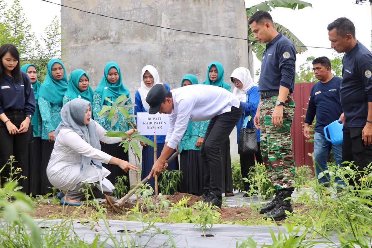 Bupati Banjar pimpin aksi bersih-bersih dan tanam bibit pohon