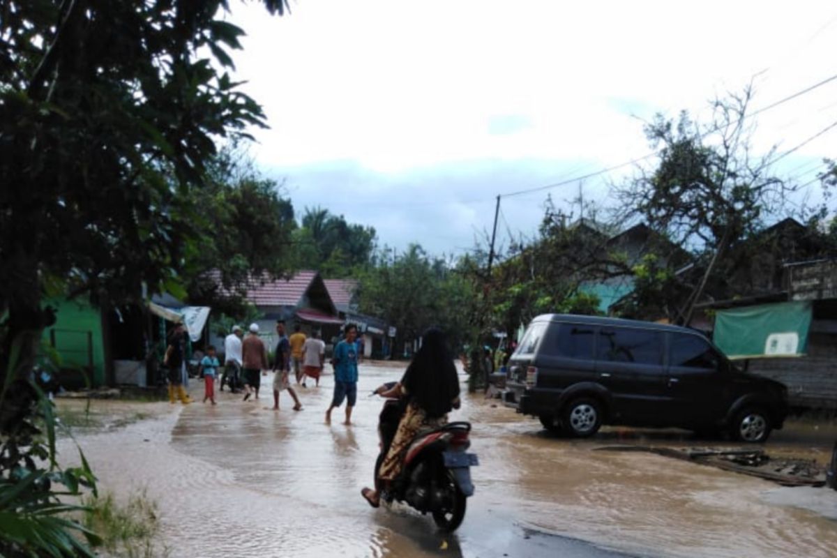 Terdampak banjir, warga Desa Marindi ambil jalur alternatif arah Tanjung