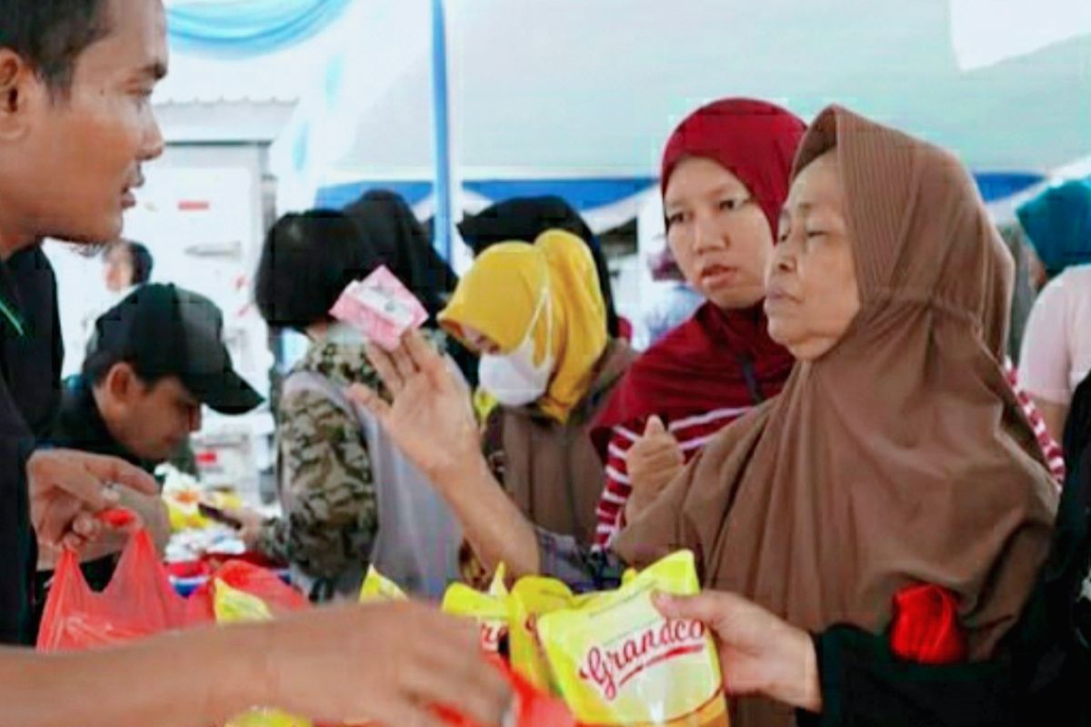 Masyarakat Karawang serbu lapak penjualan aneka pangan murah