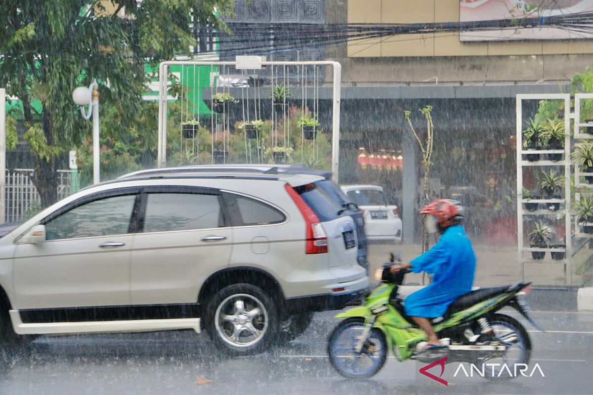 Wilayah Kalsel diprediksi hujan ringan disertai petir pada Ahad siang