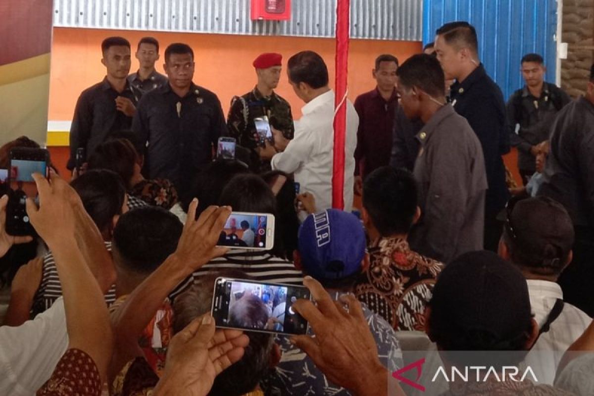 Presiden Jokowi bagikan sepeda dan berswafoto warga Bitung